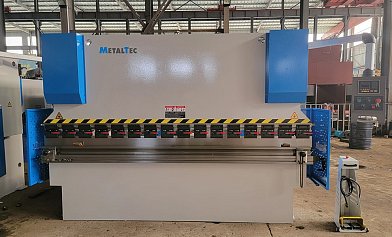 Фото 56 - MetalTec HBM 125/3200M (Е22, ручная компенсация прогиба, инвертор заднего упора) листогибочный гидравлический пресс.